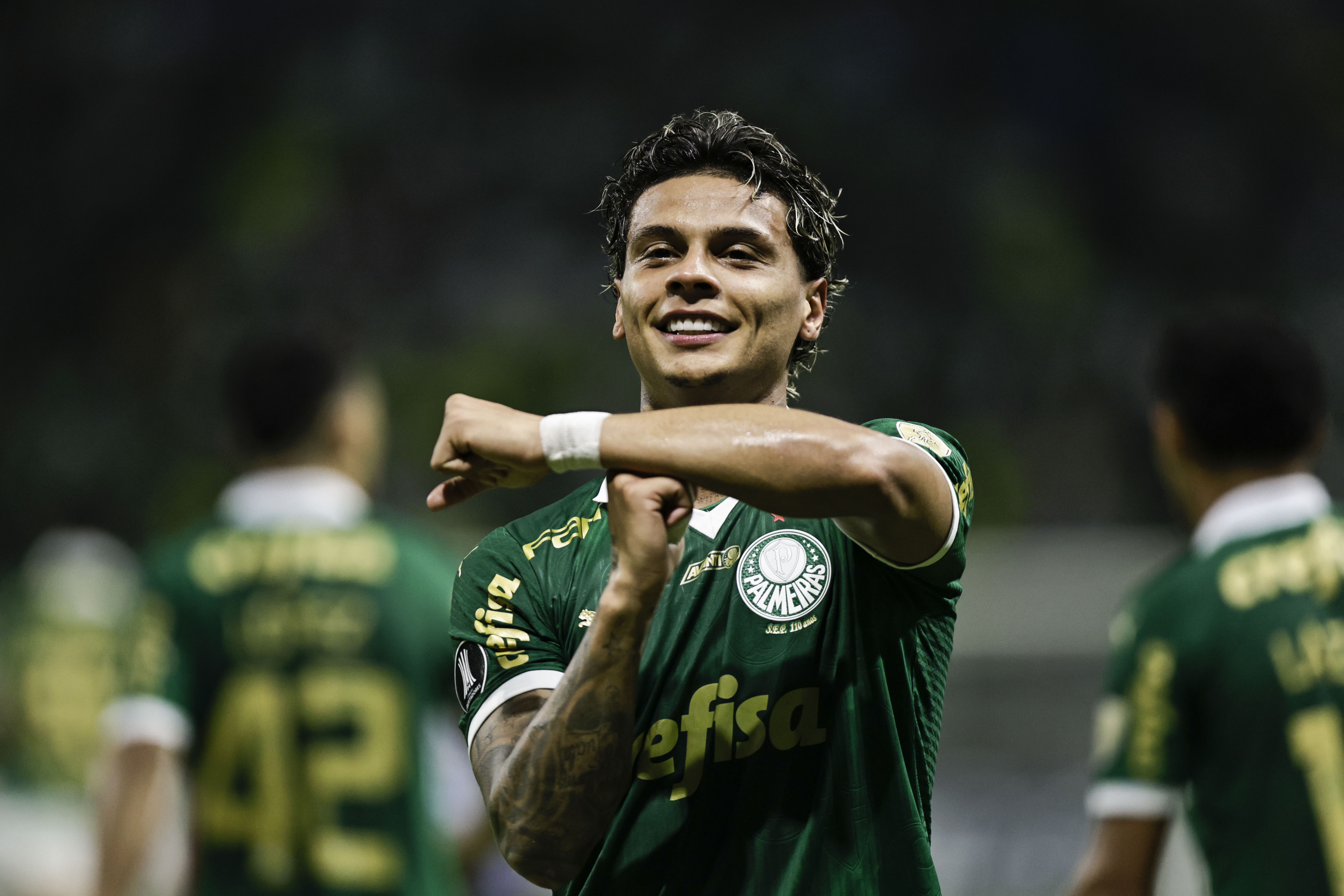 AMDEP1905. SAO PAULO (BRASIL), 15/05/2024.- Richard Ríos Montoya (i) de Palmeiras celebra un gol este miércoles, en un partido de la fase de grupos de la Copa Libertadores entre Palmeiras y Independiente del Valle (IDV) en el estadio Allianz Parque en Sao Paulo (Brasil). EFE/ Isaac Fontana
