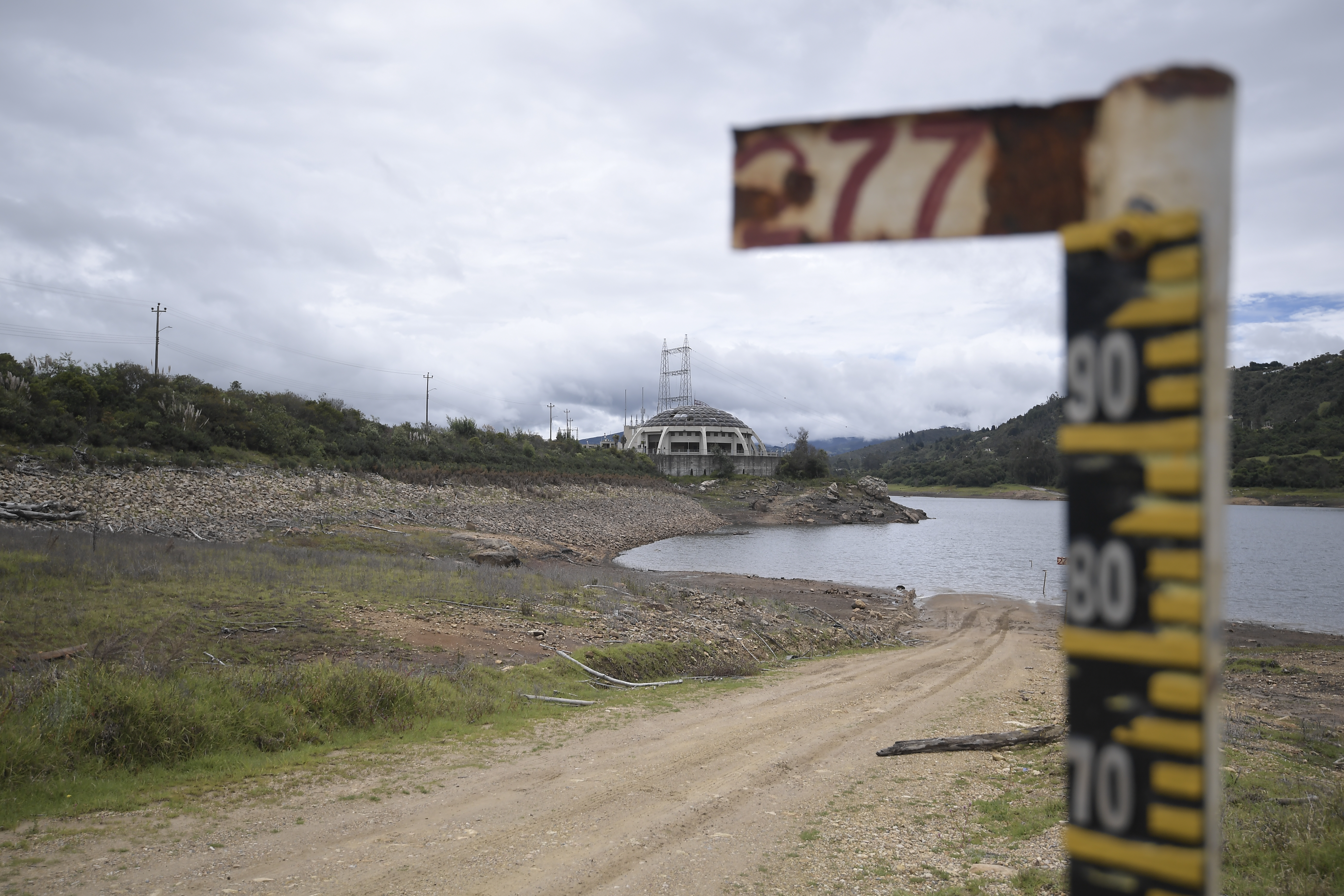 Bajo nivel de agua en esta represa localizada en el municipio de La Calera, a 12 km de Bogotá, tras un año de racionamiento.