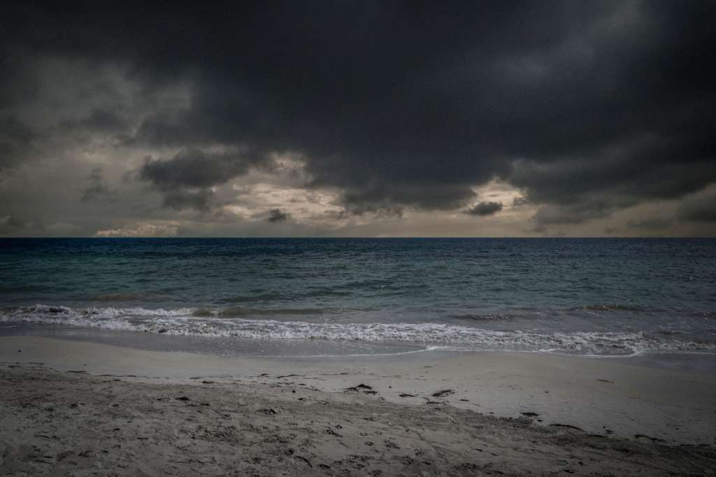 La onda tropical avanza por el mar Caribe y se espera que se fortalezca en las próximas horas.