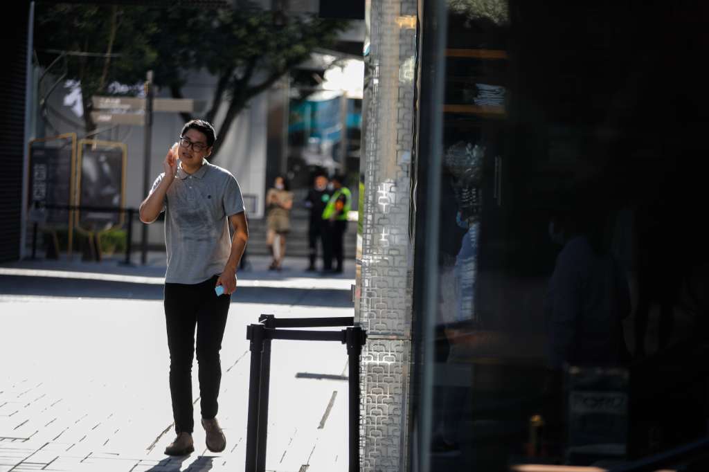 Beijing (China), 13/07/2022.- A man wipes sweat on his face at Sanlitun village during hot weather in Beijing, China, 13 July 2022. More than 80 cities in mainland China issued a red alert for high temperatures on 12 July 2022, as temperatures in Shanghai, Hangzhou and Chongqing city reached over 40 degrees Celsius in the next 24 hours, according to the local Meteorological Observatory. EFE/EPA/WU HAO