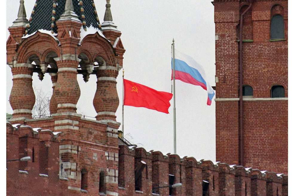 Las banderas de la Unión Soviética y Rusia ondeaban sobre el Kremlin, hasta que la primera de ellas fue retirada el 31 de diciembre de 1991, marcando el final de la Unión Soviética.