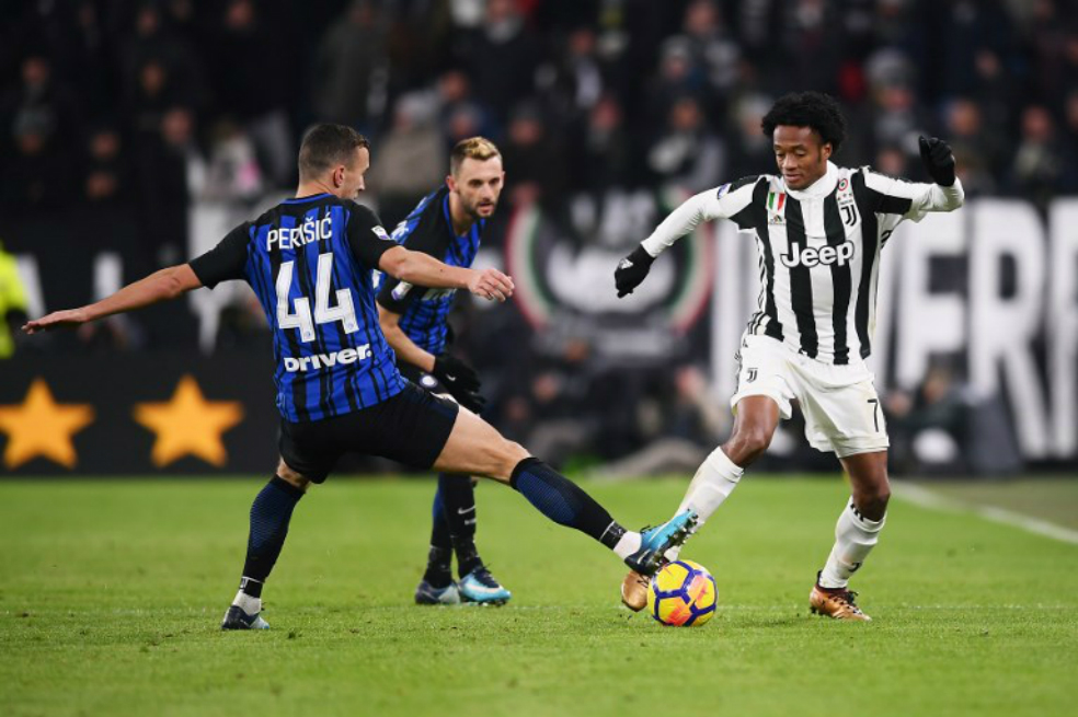 El colombiano Juan Guillermo Cuadrado (d), este sábado durante el partido entre Juventus e Inter de Milán. / AFP