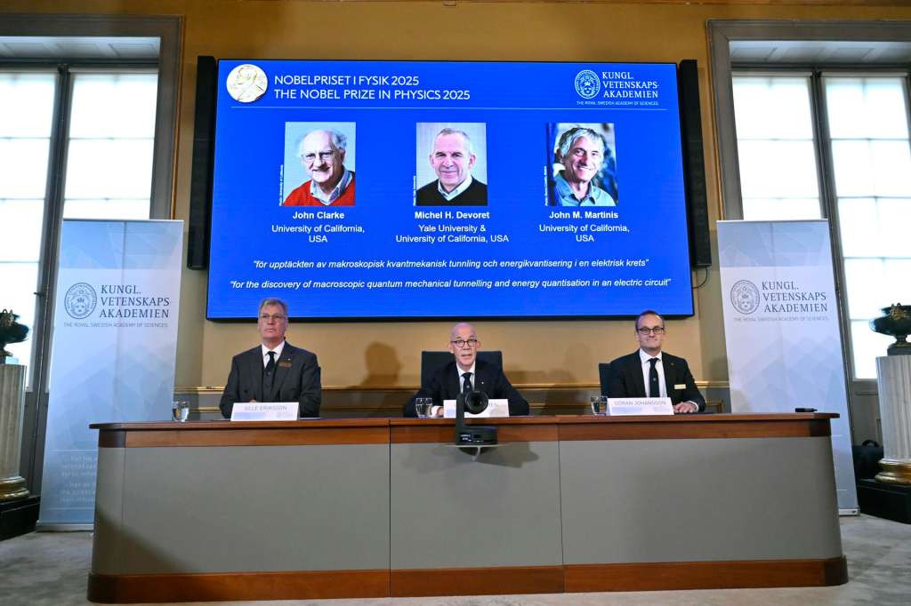 STOCKHOLM (Sweden), 07/10/2025.- (L-R) Chair of the Nobel Committee for Physics Olle Eriksson, Royal Swedish Academy of Sciences Secretary General Hans Ellegren and Member of the Nobel Committee in Physics Professor Goran Johansson attend a press conference to announce The Nobel Prize in Physics 2025 recipients John Clarke, Michel H. Devoret and John M. Martinis, in Stockholm, Sweden, 07 October 2025. This year's Nobel Prize laureates were awarded for the 'discovery of macroscopic quantum mechanical tunnelling and energy quantisation in an electric circuit', according to the Royal Swedish Academy of Sciences. (Suecia, Estocolmo) EFE/EPA/CHRISTINE OLSSON/TT SWEDEN OUT