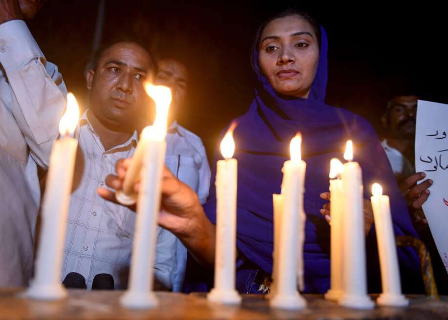 Los habitantes de Sri Lanka hacen vigilia por los centenares de víctimas que dejaron ocho sangrientas explosiones en su país. / AFP