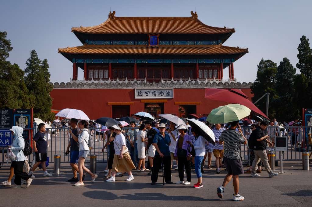 Pekín (China), 17/06/2023.- Personas salen del Museo del Palacio en Pekín, China, este sábado. Las autoridades chinas han renovado la alerta amarilla por temperatura alta debido a que las olas de calor han asolado algunas partes del país. Según el pronóstico del Centro Meteorológico Nacional, las temperaturas en algunas regiones alcanzarán los 37 a 39 grados centígrados y podrían superar los 40 grados centígrados en algunas localidades. EFE/MARK R. CRISTINO