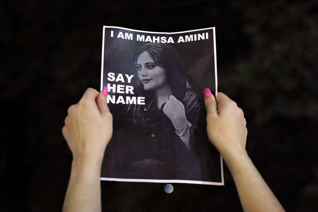 Sydney (Australia), 25/09/2022.- Protesters hold a vigil for 22-year-old Mahsa Amini at Sydney Town Hall, Australia, 25 September 2022. Protests have erupted in Iran and across the world after the death of Mahsa Amini who died last week in custody of Iran's morality police. (Protestas) EFE/EPA/ROUNAK AMINI AUSTRALIA AND NEW ZEALAND OUT