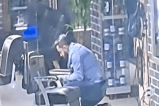 Graban a hombre que presuntamente maltrataba a su mascota para corregirla