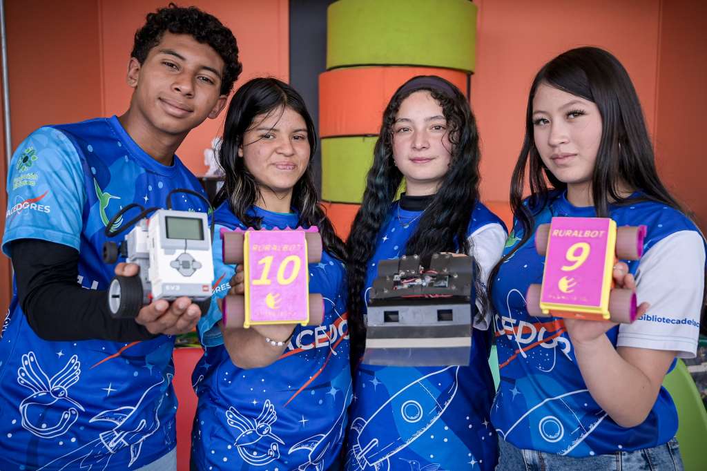 Jóvenes de la biblioteca que emprendieron el sueño de ir a la NASA.