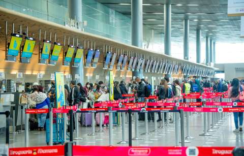 La IATA pide garantizar servicios migratorios en Colombia para evitar afectaciones en vuelos