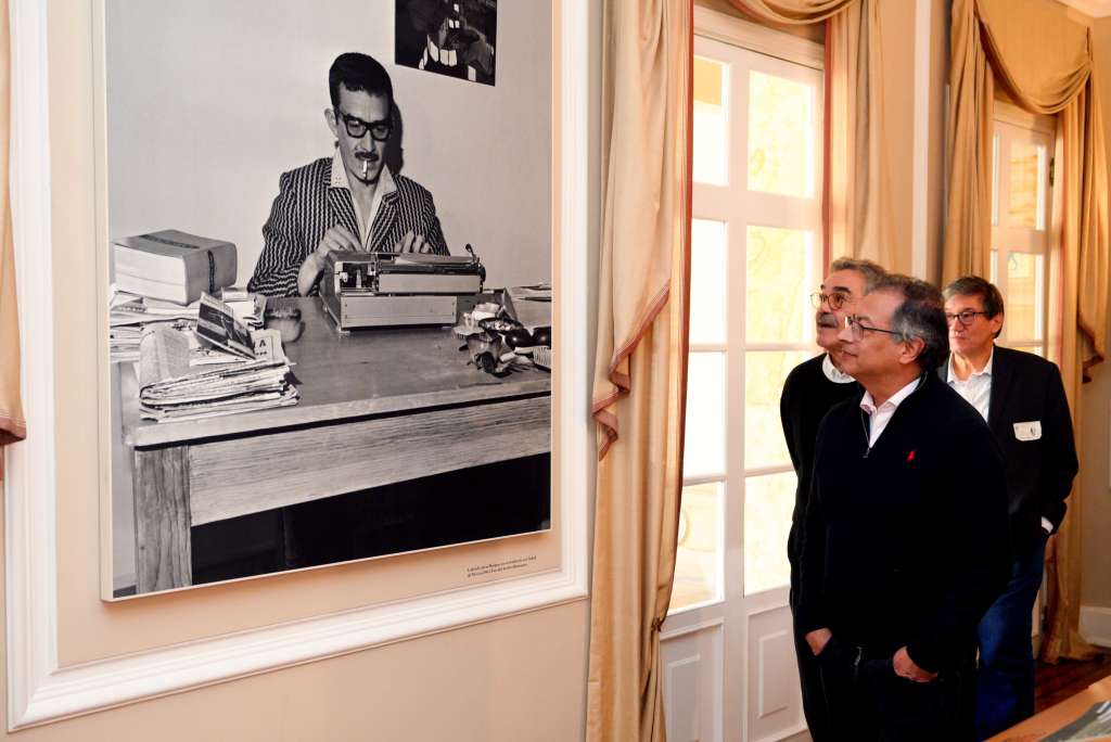 AME380. BOGOTÁ (COLOMBIA), 08/07/2024.- Fotografía cedida por la Presidencia de Colombia del mandatario colombiano, Gustavo Petro (c), junto al hijo menos del escritor Gabriel García Márquez, Gonzalo García Barcha (i), durante la inauguración de la Sala Gabriel García Márquez, este lunes en la Casa de Nariño, sede del Ejecutivo en Bogotá (Colombia). "Que cada rincón de la Casa de Nariño cuente una historia de lo que es Colombia, en toda su variedad cultural y regional", expresó el presidente en el acto inaugural de la sala, en el que estuvo presente Gonzalo García Barcha, segundo hijo del escritor Premio Nobel de Literatura de 1982. EFE/ Presidencia De Colombia / SOLO USO EDITORIAL/ SOLO DISPONIBLE PARA ILUSTRAR LA NOTICIA QUE ACOMPAÑA (CRÉDITO OBLIGATORIO)