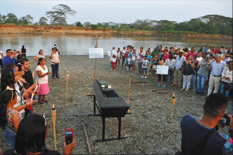 En Valdivia, algunas personas se reunieron para hacerle un entierro simbólico al río.
/ Fotos: Luis Benavides