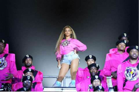 Beyoncé sorprende y emociona a sus fans con nueva portada para Vogue