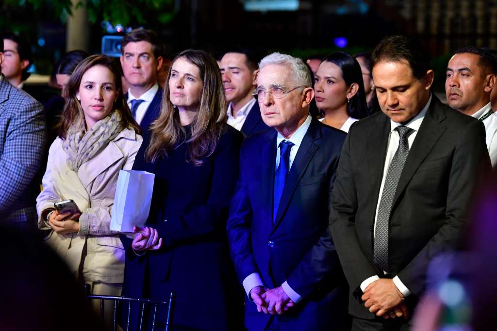 Expresidente de Colombia, durante la exposición del busto en honor al exsenador y excandidato a la presidencia Miguel Uribe Turbay en el antiguo parque El Golfito, ubicado en el barrio Modelia de la localidad de Fontibón, en Bogotá