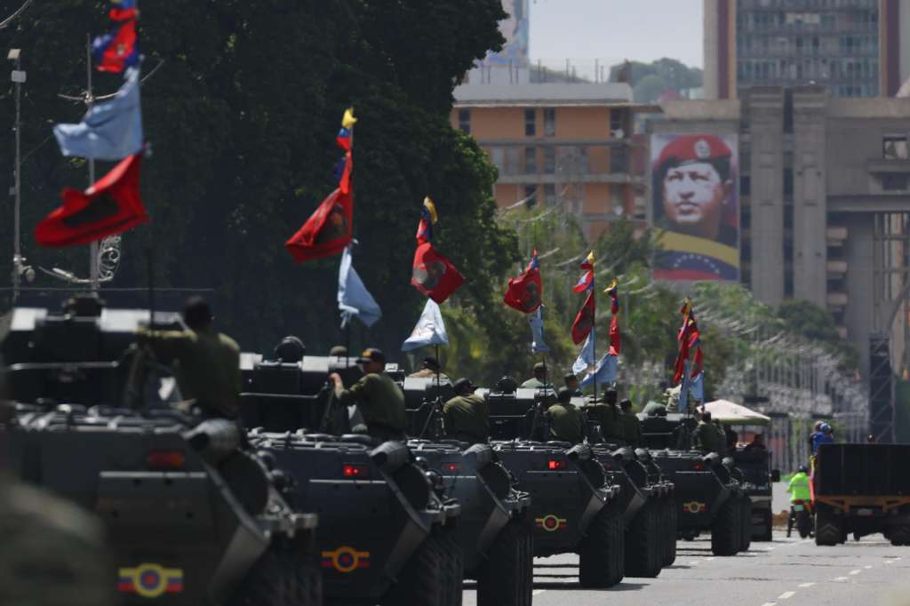 FOTDELDÍA AME1819. CARACAS (VENEZUELA), 23/09/2025.- Integrantes de la Fuerza Armada Nacional Bolivariana (FANB) participan en un ejercicio militar este martes, en Caracas (Venezuela). El presidente de Venezuela, Nicolás Maduro, junto con los jefes de los distintos poderes públicos del país y otros funcionarios, evalúa declarar el "estado de conmoción exterior en todo el territorio nacional". EFE/ Miguel Gutiérrez