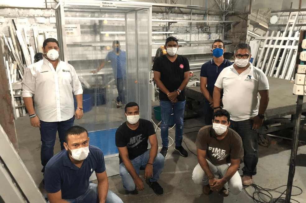 Los seis jóvenes con el gobernador de Córdoba, Orlando Benítez. / Cortesía