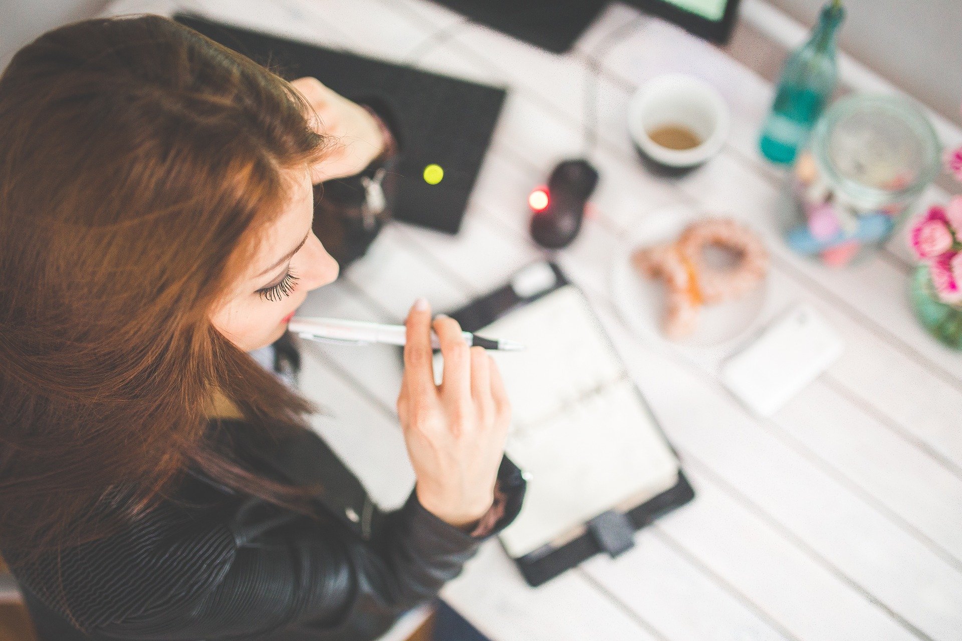 Ofrecer planes de financiamiento, becas especiales o promociones de descuento a los estudiantes es una buena estrategia.