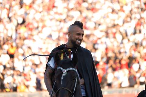 En helicóptero y montando caballo: así fue la bienvenida de Arturo Vidal al Colo-Colo