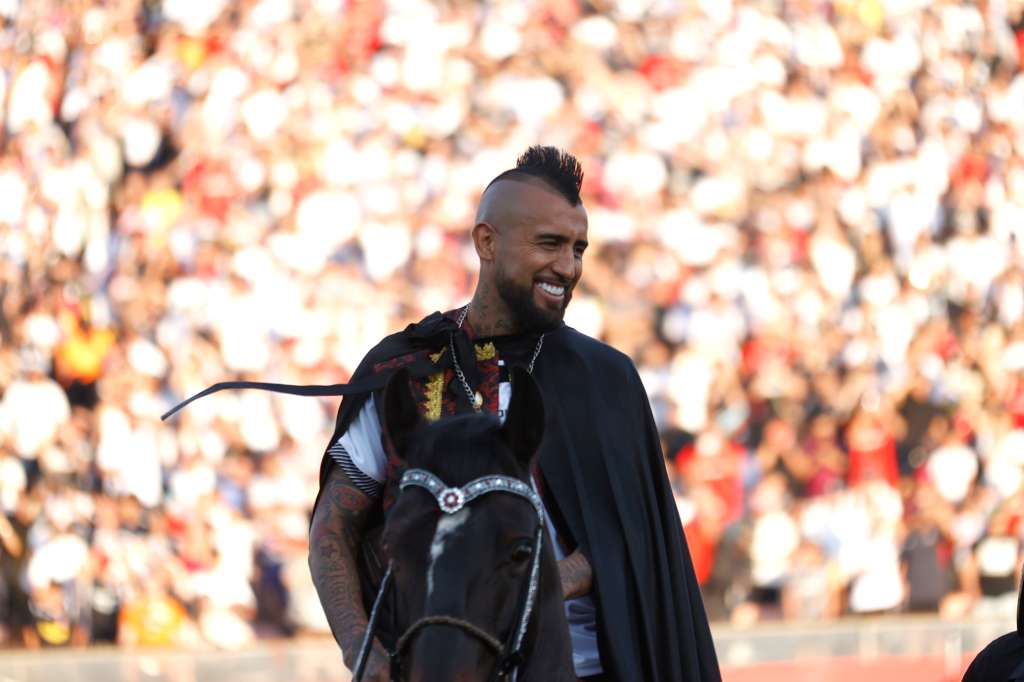 AME4302. SANTIAGO (CHILE), 01/02/2024.- Arturo Vidal monta en caballo durante su presentación como nuevo jugador de Colo Colo, hoy, en el estadio Monumental, en Santiago (Chile). El mediocampista chileno Arturo Vidal dijo este jueves que espera que "la ANFP empiece a hacer las cosas bien", ante una posible huelga del sindicato de futbolistas profesionales de Chile (Sifup) por la decisión de permitir seis extranjeros en el campo. EFE/ Javier Martin