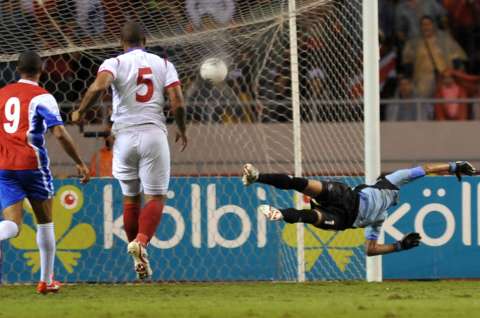 Panamá se aleja del Mundial tras caer en Costa Rica