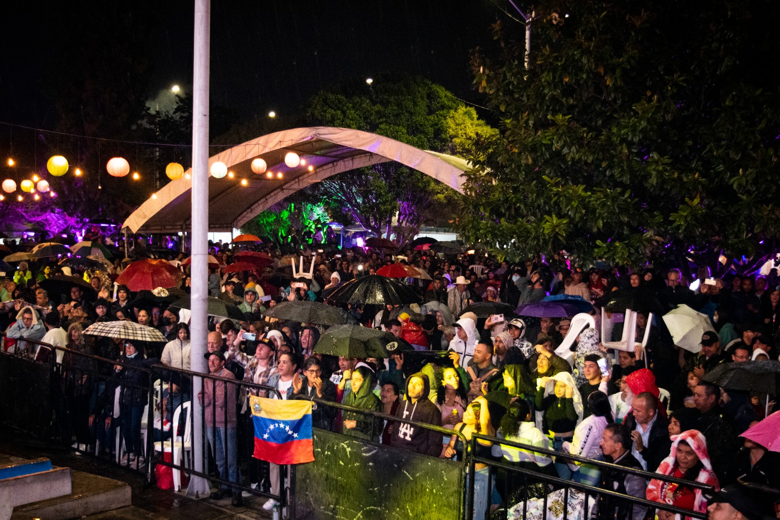 Se celebró el primer día del Festival Gastronómico y se dio paso al alumbrado navideño, junto a artistas, naciones e internacionales.