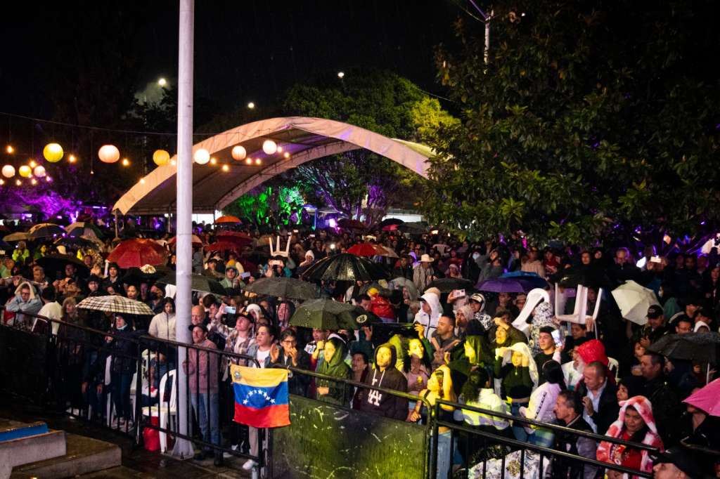 Se celebró el primer día del Festival Gastronómico y se dio paso al alumbrado navideño, junto a artistas, naciones e internacionales.