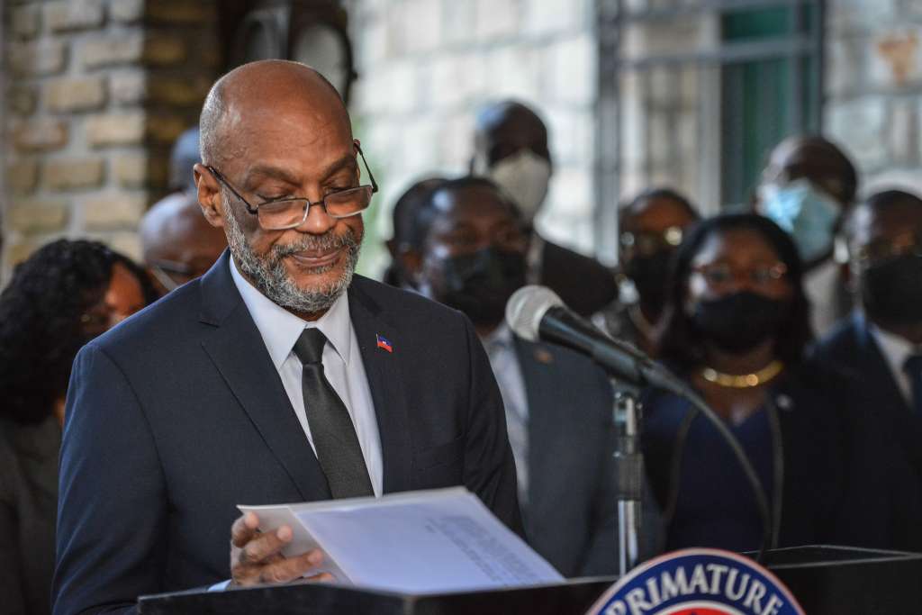 -FOTODELDIA- AME4349. PUERTO PRÍNCIPE (HAITÍ), 07/02/2022.- El primer ministro de Haití, Ariel Henry, habla sobre continuar al frente del Gobierno, a pesar del desafío lanzado por los opositores que consideran que su mandato debe concluir hoy, en Puerto Príncipe (Haití). Henry respondió a los opositores en un discurso a la nación, coincidiendo con la fecha en la que constitucionalmente debería de haber terminado el mandato del presidente Jovenel Moise, quien fue asesinado a tiros hace siete meses exactos, el 7 de julio de 2021. Rodeado de sus ministros, el jefe de Gobierno habó durante 18 minutos, en una intervención en la que cargó contra los opositores que el pasado 30 de enero, ignorando su autoridad, nombraron a un "presidente interino" para el país, Fritz Alphonse Jean, exgobernador del Banco Central. EFE / Johnson Sabin