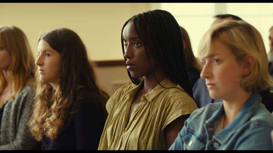Tribunal de Saint Omer. La joven novelista Rama asiste al juicio de Laurence Coly, una joven acusada de matar a su hija de 15 meses al abandonarla a la subida de la marea en una playa del norte de Francia. Pero a medida que avanza el juicio, las palabras de la acusada y los testimonios de los testigos harán tambalear las convicciones de Rama y pondrán en duda el propio juicio. (FILMAFFINITY)