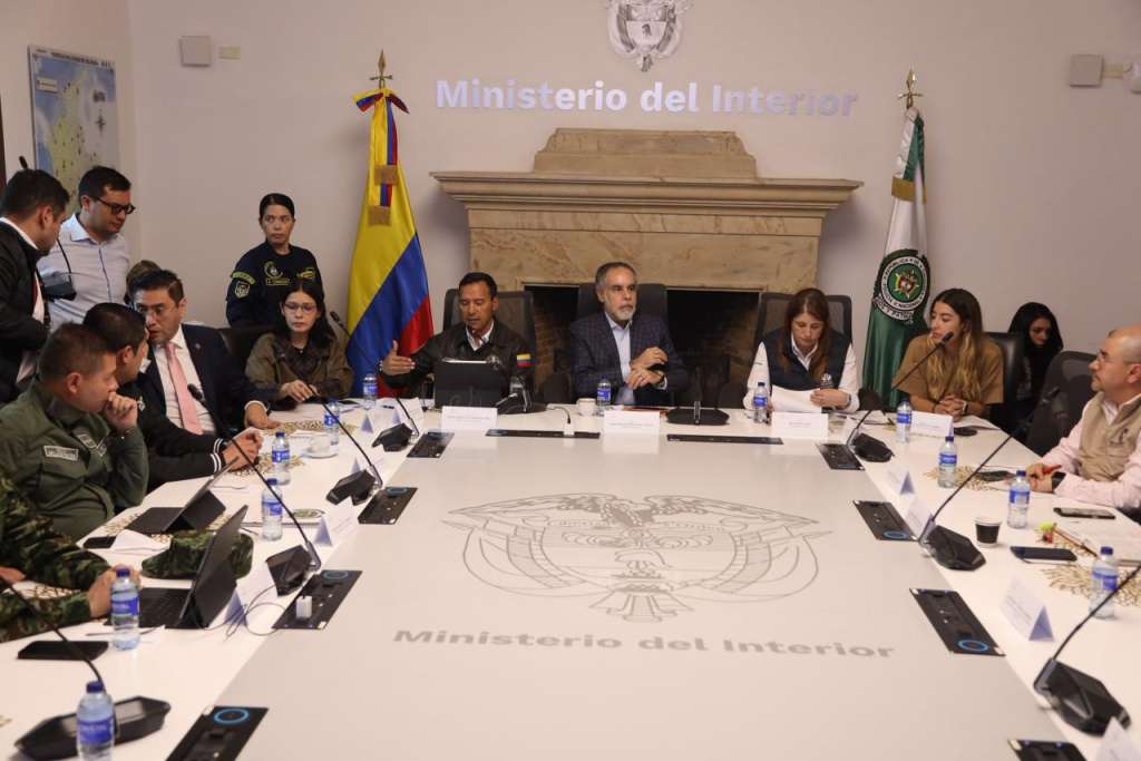 El ministro del Interior, Armando Benedetti, lideró la instalación del PMU para la primera vuelta presidencial. MinDefensa, Registraduría, CNE y Defensoría acompañaron el proceso.