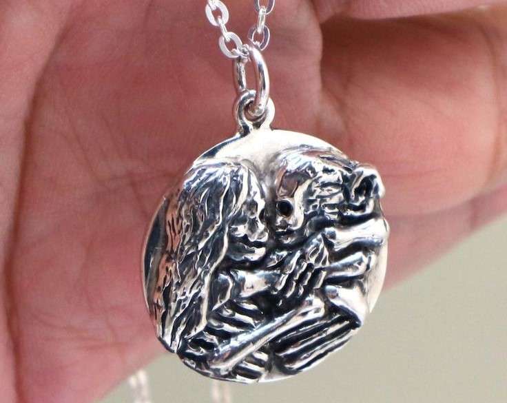 Soñar con plata en la mano es uno de los sueños más comunes. Aprende su significado y su relación con tu vida diaria y preocupaciones.