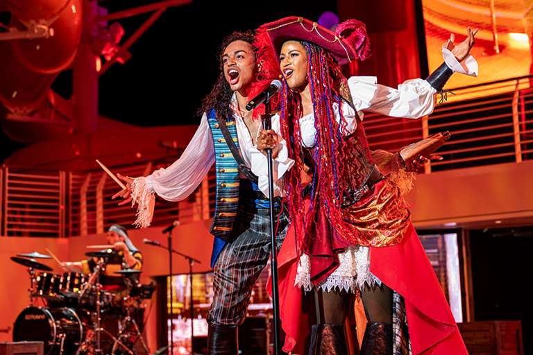 En una noche especial de cada viaje, los huéspedes de todas las edades pueden vestir su traje pirata más intrépido y dirigirse a las cubiertas superiores para disfrutar de un espectáculo de rock and roll en Pirate's Rockin' Parlay Party, que se completa con fuegos artificiales en el mar.