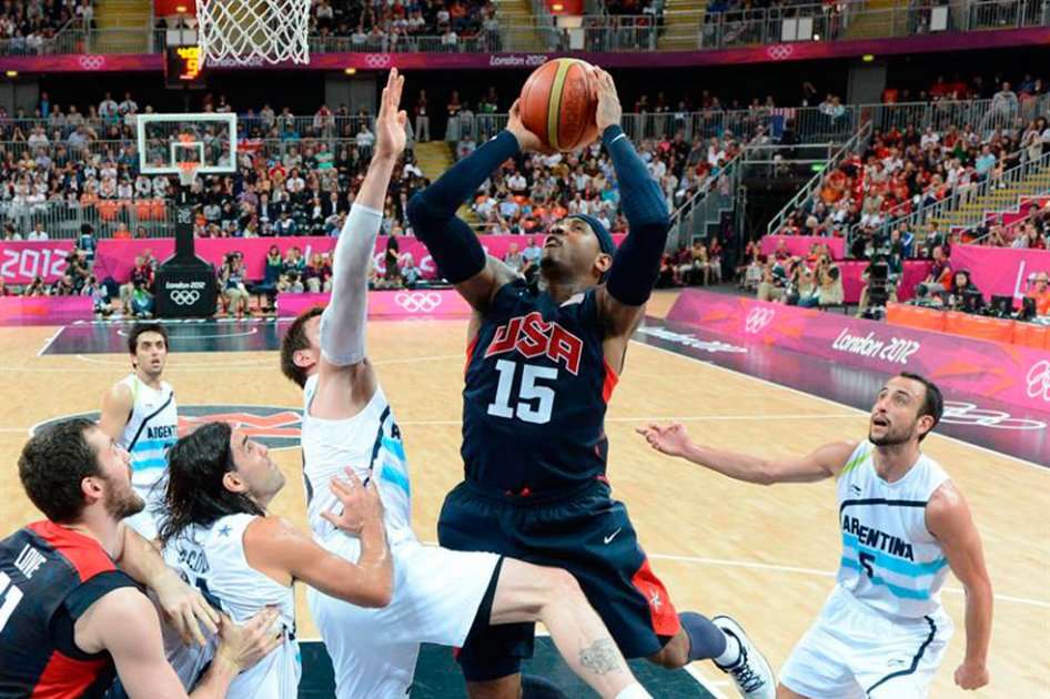 Carmelo Anthony (c) se dirige a la cesta ante Argentina. / EFE