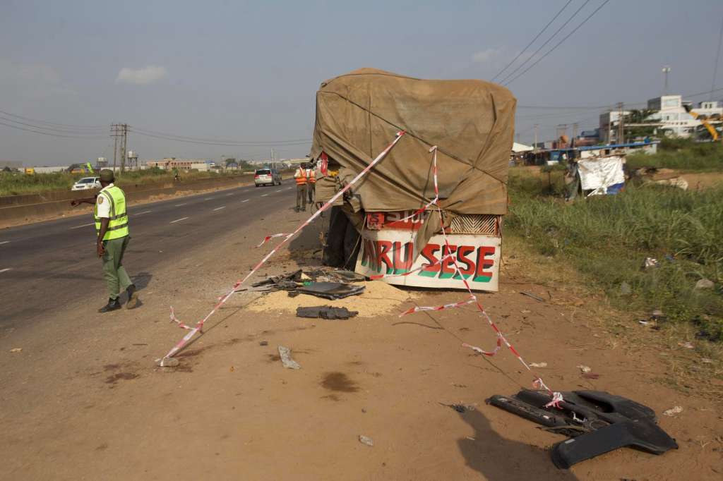 OGUN (Nigeria), 29/12/2025.- The damaged rear end of a heavy truck is seen on the roadside at the accident scene after it was struck by an SUV carrying former world heavyweight champion Anthony Joshua in Ogun, Nigeria, 29 December 2025. Joshua suffered minor injuries in the collision, which killed two other passengers, according to local police. The British boxer was travelling in the rear of the vehicle on the Lagos-Ibadan Expressway near Sagamu, his ancestral hometown, when the accident occurred. EFE/EPA/EMMANUEL ADEGBOYE
