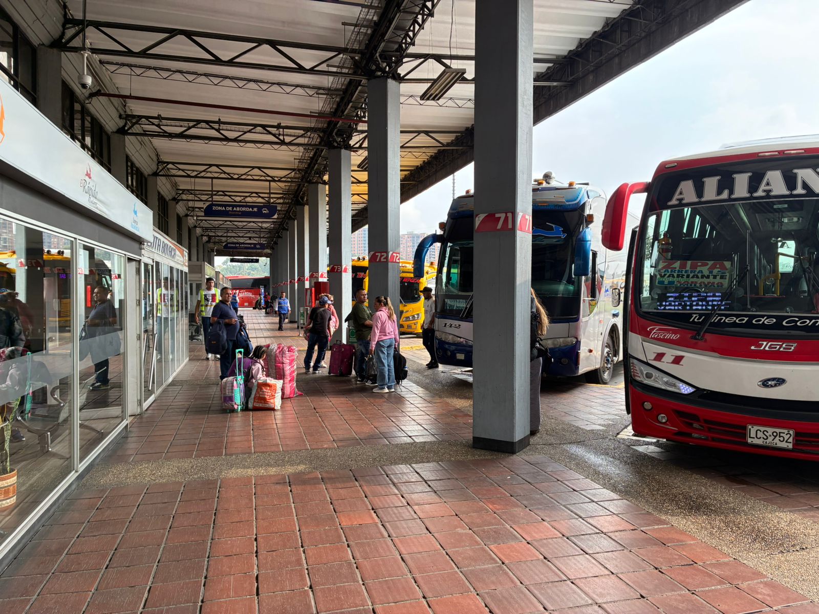 Más de un millón de vehículos y 160.000 viajeros se movilizarán durante el puente festivo; autoridades reforzaron controles y operativos en las principales vías de acceso a la capital.