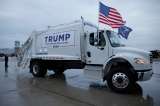 Trump se subió a un camión de basura para burlarse del desliz de Biden