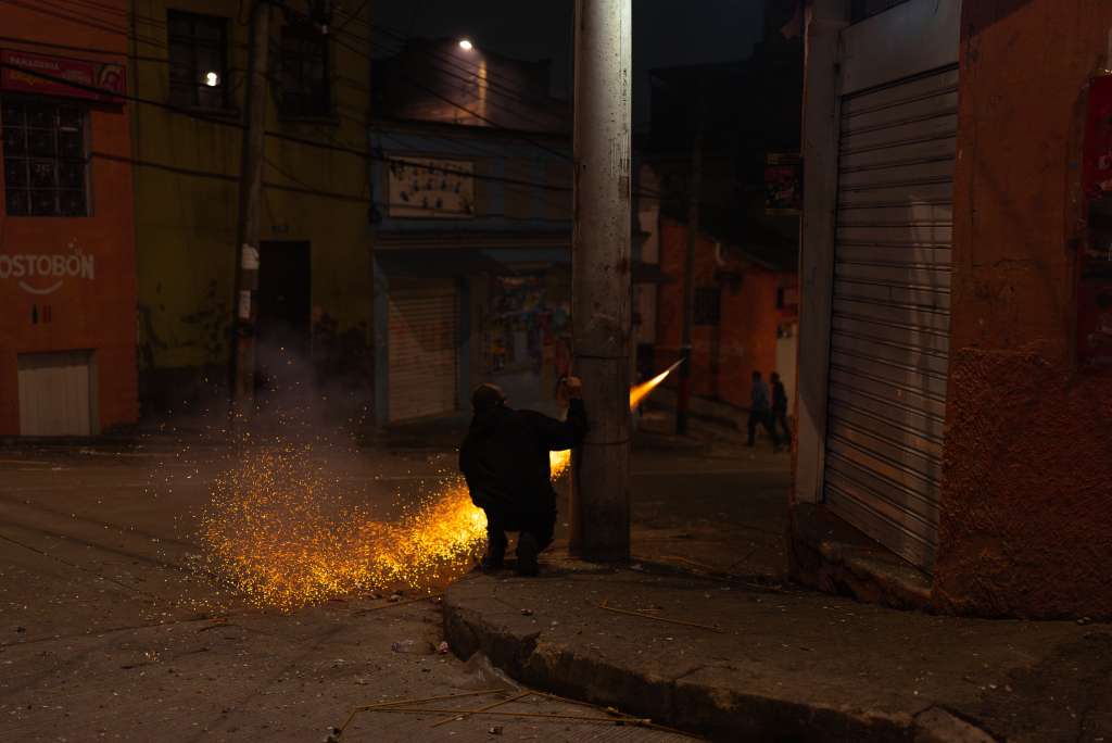 Fotografía de una persona utilizando pirotecnia.