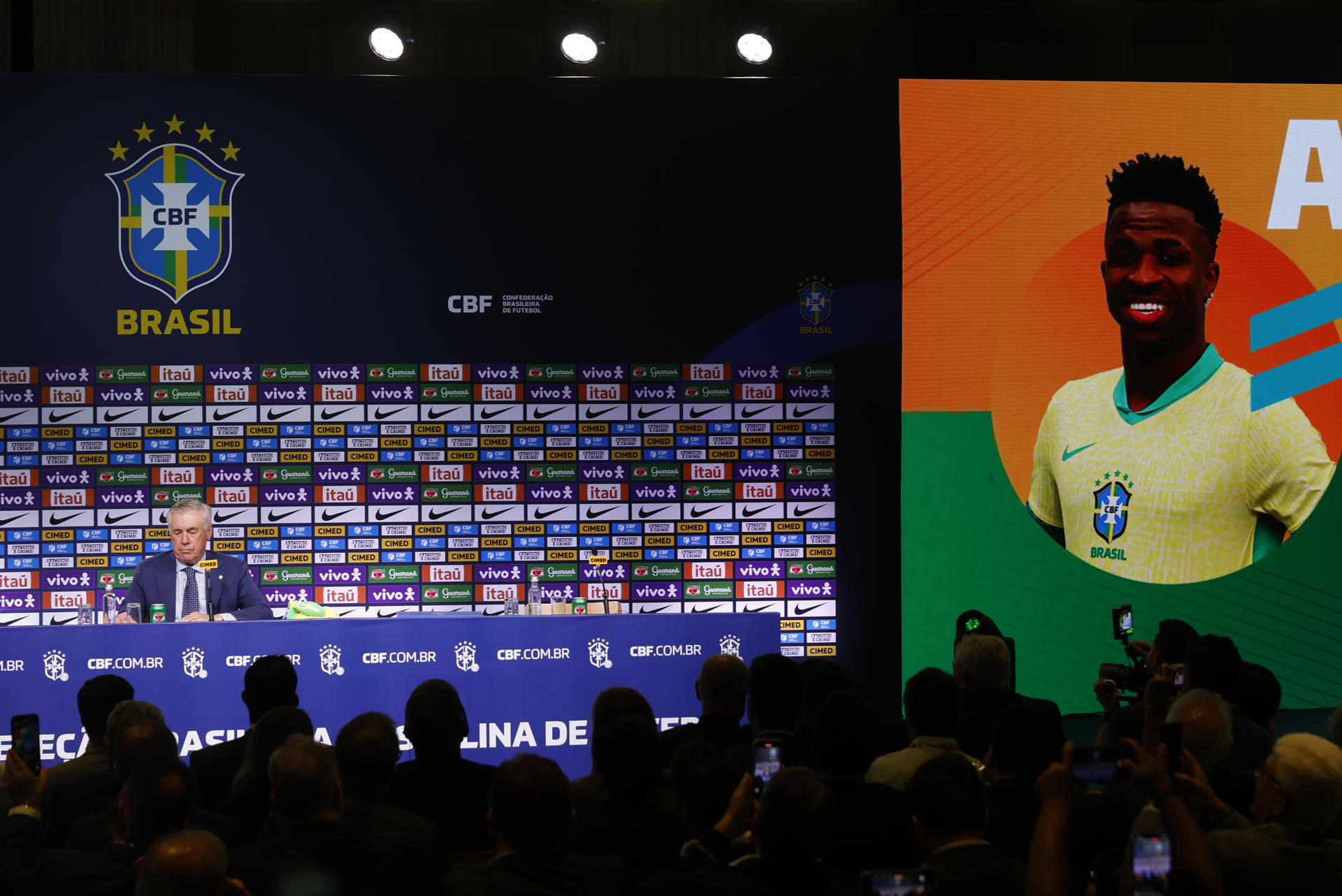 AME1045. RÍO DE JANEIRO (BRASIL), 26/05/2025.- El entrenador italiano Carlo Ancelotti habla durante su presentación como nuevo seleccionador de Brasil este lunes, en Rio de Janeiro (Brasil). Ancelotti, presentado como nuevo seleccionador de Brasil, incluyó a dos hombres de su confianza, el centrocampista Casemiro y el atacante Vinícius Jr., en su primera lista de convocados, de la que se quedó fuera Neymar. EFE/ Antonio Lacerda