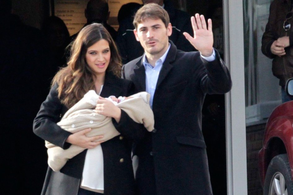 El portero del Real Madrid, Iker Casillas (d), y la periodista deportiva Sara Carbonero, con su hijo recién nacido, Martín, a la salida de la clínica Ruber de Madrid. Martín Casillas Carbonero, el primer hijo de la pareja, nació el pasado viernes 3 de enero, mediante cesárea, en torno a las 15.00 horas y pesó 3.850 kilos.
