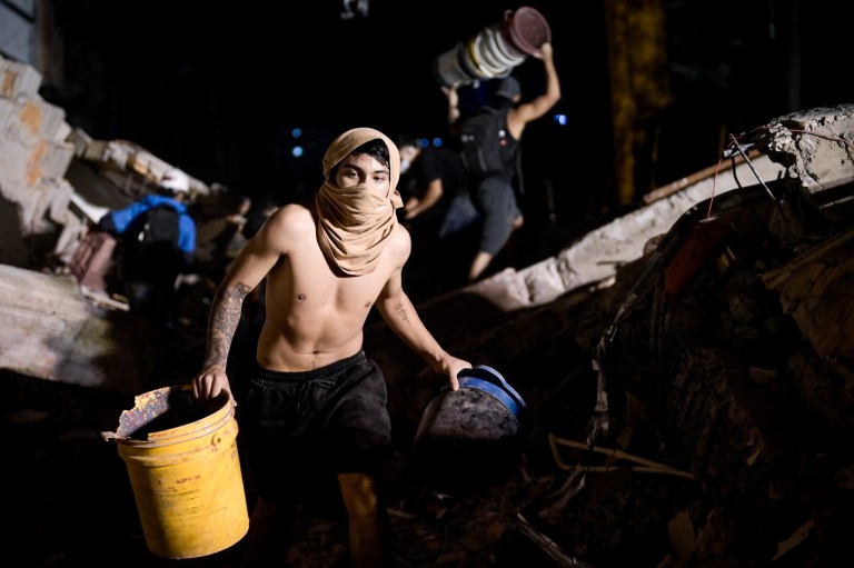 En el Parque La Libertad, en Pereira, hay ciudadanos brindando agua y comida a los rescatistas, quienes se turnan para descansar en medio de una jornada que para varios de ellos ya supera las 15 horas.