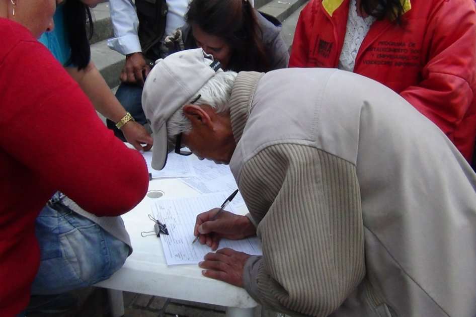 Los vendedores ambulantes empezaron a recoger firmas el pasado lunes./ Cortesía Cristian Vivas