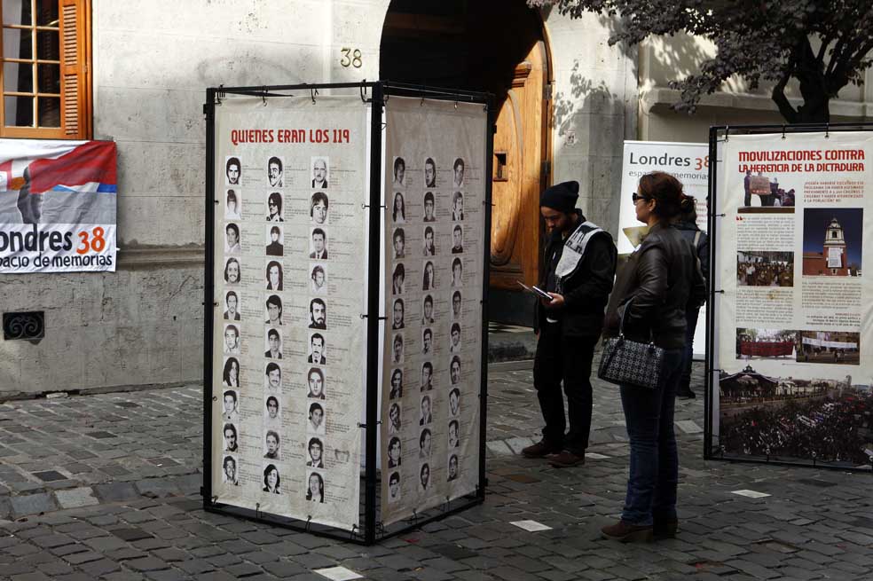 Fotografía del 26 de mayo de 2013 de paneles informativos a la entrada de la casa Londres 38, en el centro de Santiago (Chile). /EFE