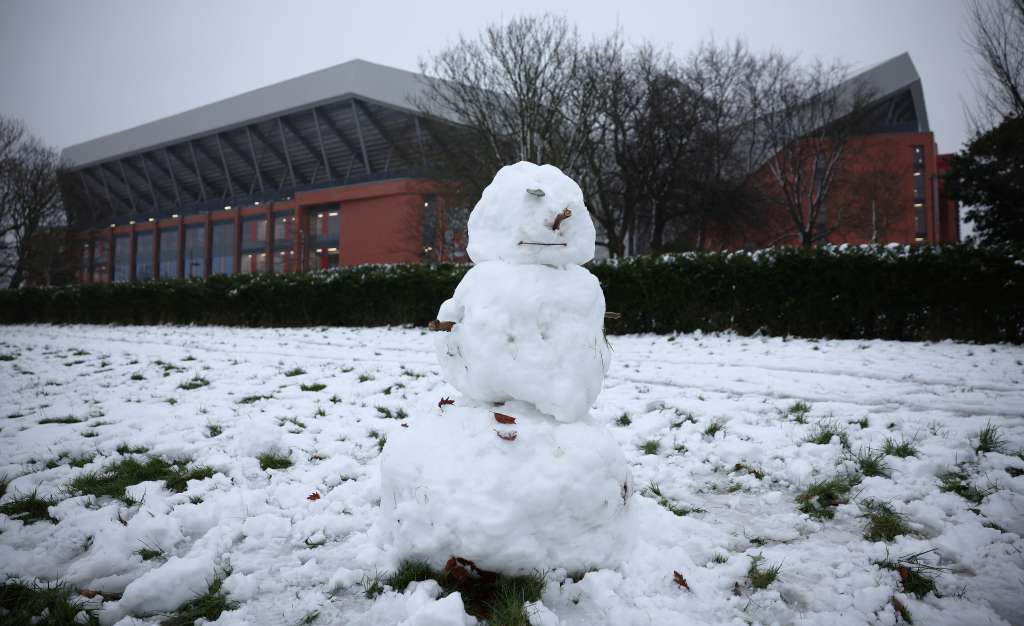 Liverpool (United Kingdom), 05/01/2025.- A snowman is seen in Stanley Park, backed by Anfield stadium, before the English Premier League soccer match between Liverpool vs Manchester United, in Liverpool, Britain, 05 January 2025. (Reino Unido) EFE/EPA/ADAM VAUGHAN EDITORIAL USE ONLY. No use with unauthorized audio, video, data, fixture lists, club/league logos, 'live' services or NFTs. Online in-match use limited to 120 images, no video emulation. No use in betting, games or single club/league/player publications.