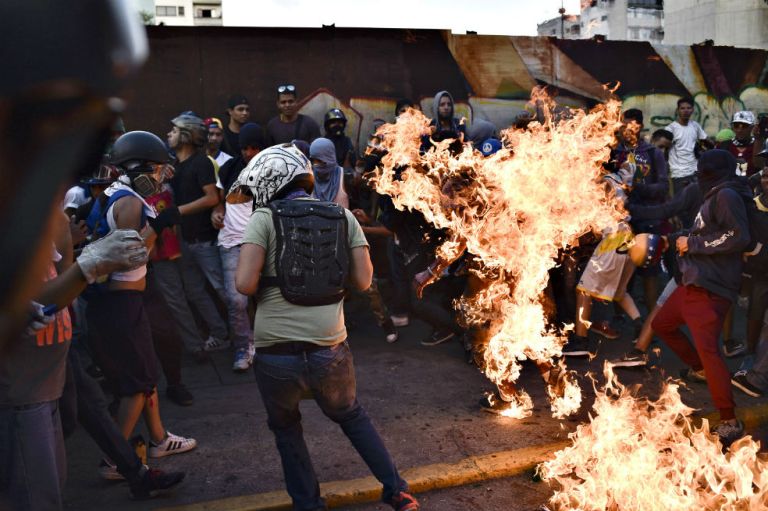 Protestas en Venezuela dejan a un hombre en llamas