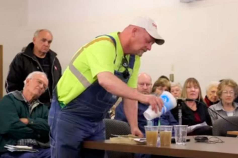 El hombre les explicó lo que sucedería si a los recursos hídricos potables llegara a caer el agua contaminada por extracción de petróleo. / Captura de video de canal de Youtube BoldNebraska