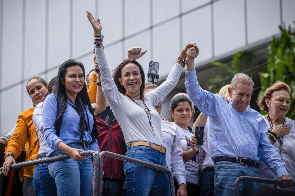 AME6551. CARACAS (VENEZUELA), 30/07/2024.- La líder opositora venezolana María Corina Machado (2-i) y el candidato a la presidencia de Venezuela Edmundo González Urrutia (2-d) participan en una manifestación de apoyo este martes, en Caracas (Venezuela). Miles de venezolanos se han concentrado este martes en Caracas, en un acto convocado por la oposición mayoritaria, para rechazar por segundo día consecutivo lo que consideran es un fraude en los resultados oficiales del Consejo Nacional Electoral (CNE), que en la víspera proclamó a Nicolás Maduro como presidente reelecto con el 51,2 % de los votos. EFE/ Henry Chirinos