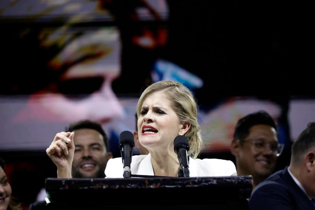 AME1045. SAN JOSÉ (COSTA RICA), 02/02/2026.- La candidata derechista del Partido Pueblo Soberano Laura Fernández pronuncia un discurso este domingo, en San José (Costa Rica). Fernández anunció un "cambio profundo e irreversible" para fundar "la tercera república", y prometió a la oposición que su Gobierno será de "diálogo y conciliación". EFE/ Jeffrey Arguedas