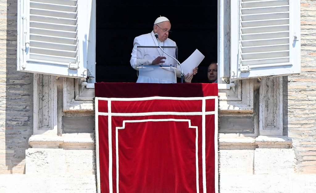 -FOTODELDÍA- Ciudad del Vaticano, 14/07/2024.- El Papa Francisco dirige la oración del Ángelus desde la ventana de su oficina en la plaza de San Pedro. EFE/RICCARDO ANTIMIANI
