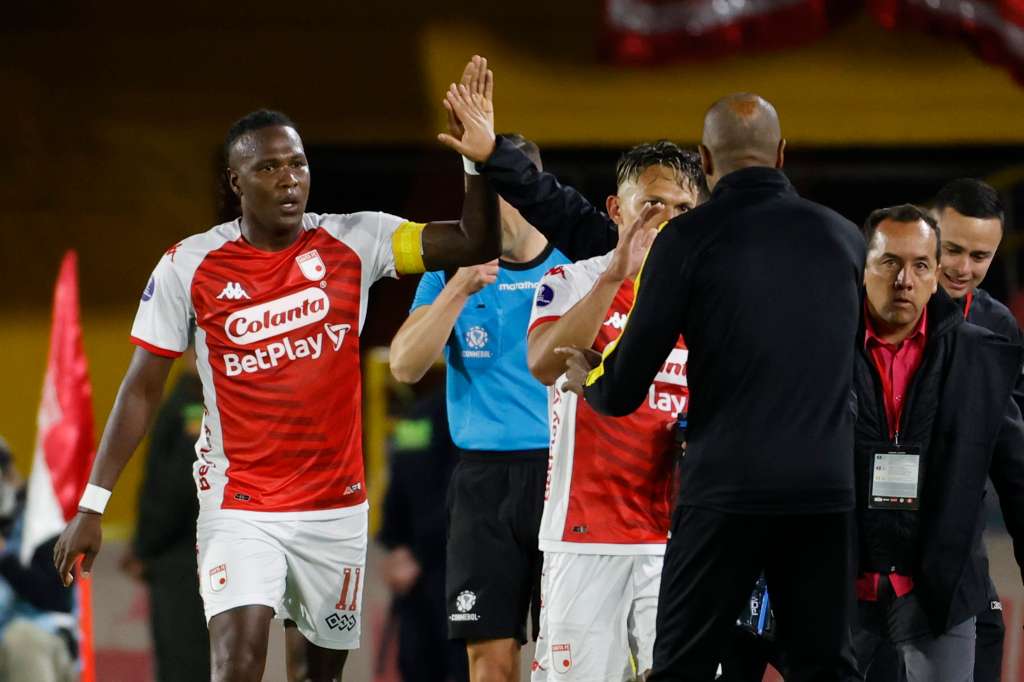 AMDEP4003. BOGOTÁ (COLOMBIA), 08/06/2023.- Hugo Rodallega (i) de Santa Fe celebra su gol hoy, en un partido de la fase de grupos de la Copa Sudamericana entre Independiente Santa Fe y Universitario en el estadio El Campín en Bogotá (Colombia). EFE/ Mauricio Dueñas Castañeda