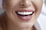 ¿Cómo blanquear tus dientes en casa de manera natural y sin dañar el esmalte?