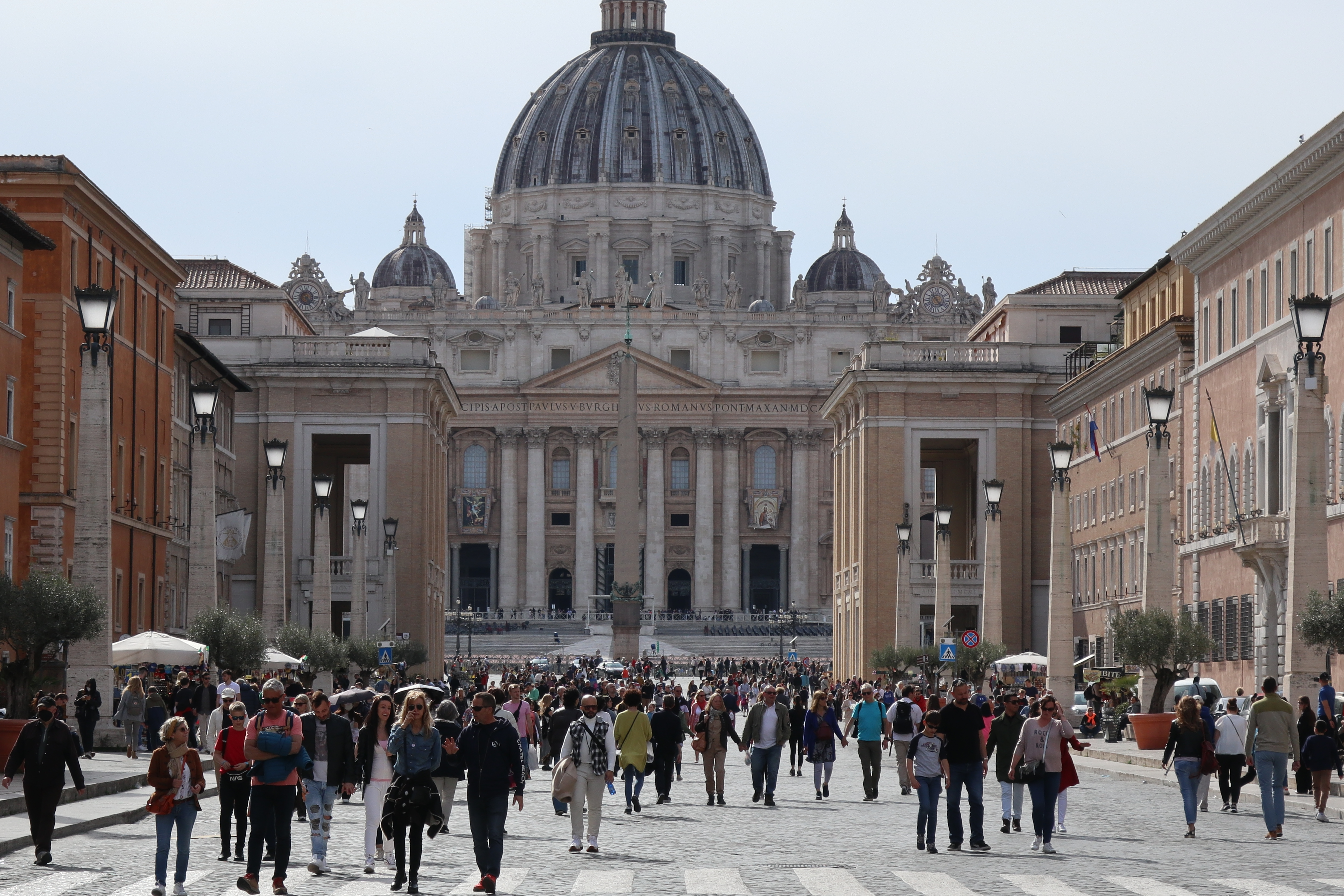 ROMA (ITALIA), 13/04/2022.- Turistas y peregrinos recorren la vía de la Conciliación, que une Roma con el Vaticano, en plena Semana Santa. Con la llegada de la Pascua, los turistas, casi todos europeos, regresan a una Italia de ambiente prepandémico, y aunque este año faltarán los rusos por las sanciones a la invasión ucraniana, su ausencia ensombrecerá pero no arruinará la temporada, verdadero "periodo de prueba" de cara al verano. EFE/Gonzalo Sánchez