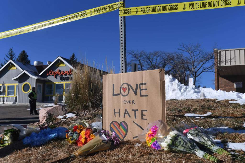 Un arreglo floral es puesto en memoria de las víctimas del tiroteo en un club nocturno de Colorado Springs, EE.UU.
